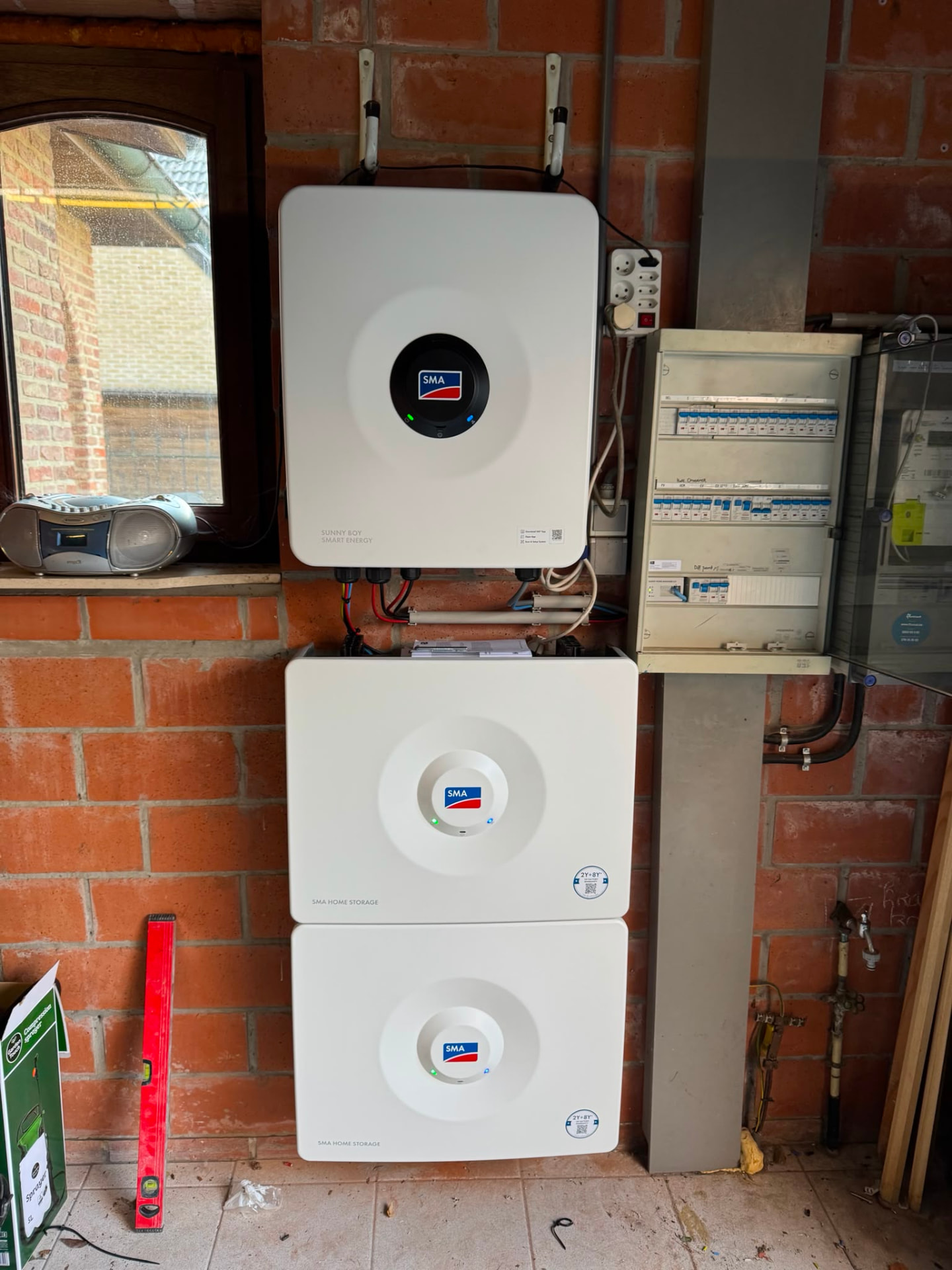 Omvormer en thuisbatterij installatie